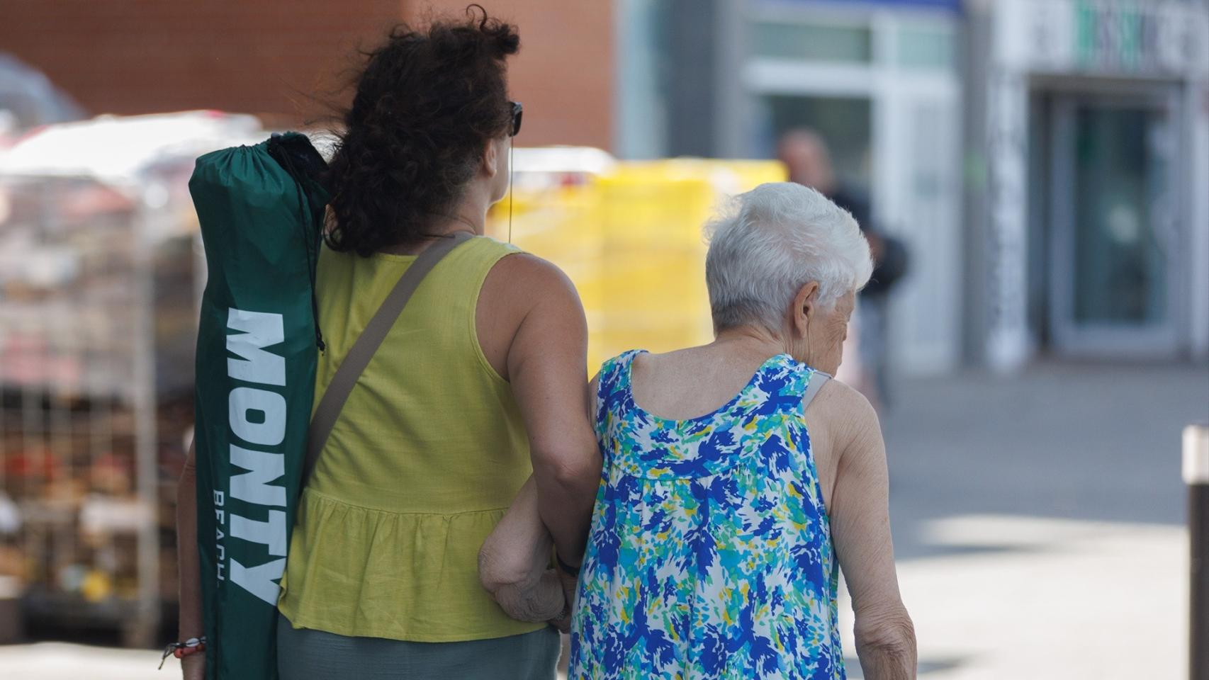 Una mujer pasea acompañada en Madrid.