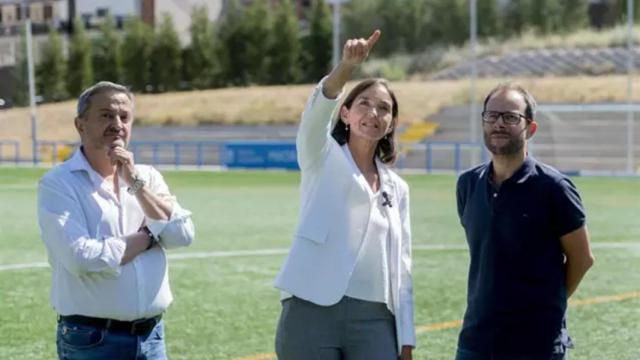 a portavoz del Grupo Municipal Socialista en el Ayuntamiento de Madrid, Reyes Maroto, visita el centro deportivo Antiguo Canódromo en Carabanchel.