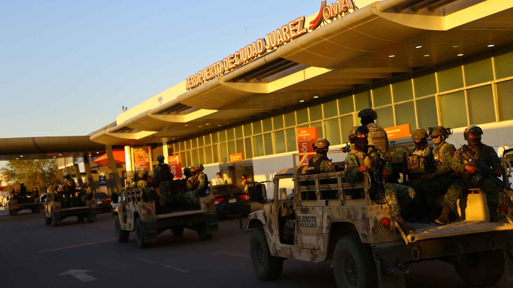 Llegada de los militares al aeropuerto de Ciudad Juárez