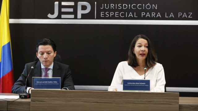 Óscar Javier Parra y Catalina Díaz, magistrados de la JEP, dan una rueda de prensa este miércoles en Bogotá.