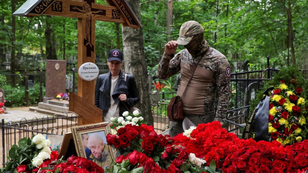 Un hombre con el uniforme de Wagner, este miércoles junto a la tumba de Prigozhin en San Petersburgo.