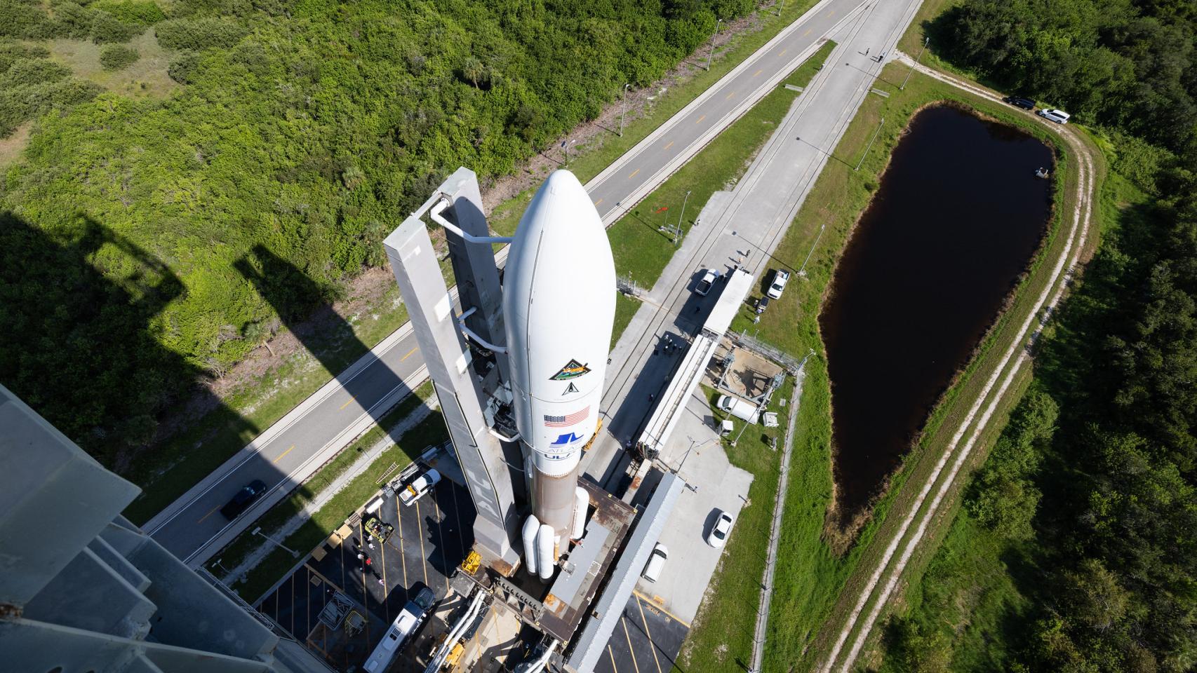 El cohete Atlas V en la plataforma de lanzamiento de Cabo Cañaveral