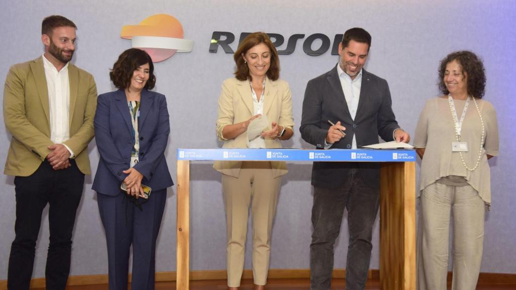 Firma del acuerdo esta mañana en las instalaciones de la refinería de A Coruña