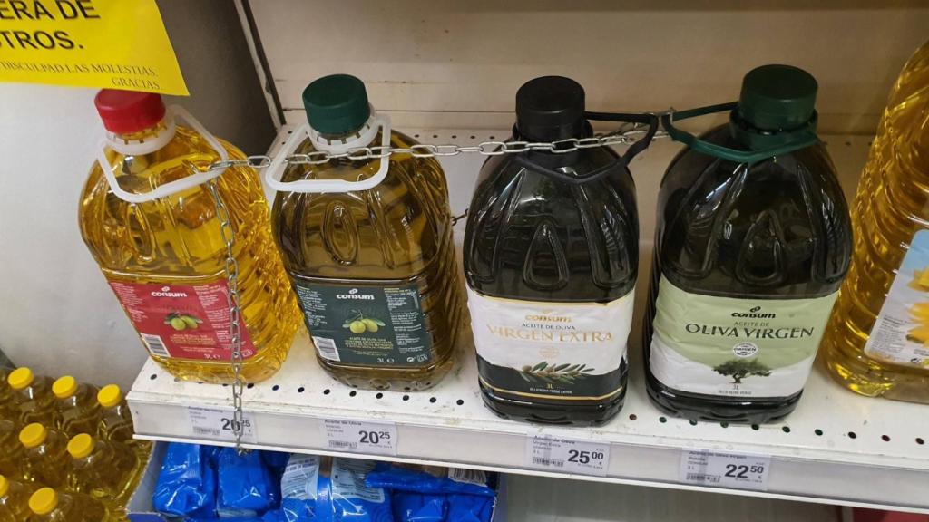 Garrafas de aceite sujetas con cadenas en un supermercado madrileño para evitar su sustracción.