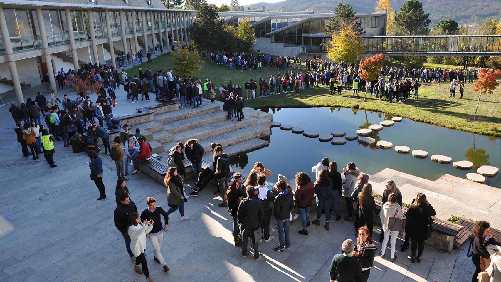 Alumnos en el campus de Ciencias Económicas y Empresariales.