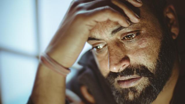 Imagen de archivo de un hombre en medio de una crisis emocional.