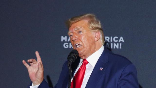 Donald Trump durante un acto de campaña en Windham, New Hampshire.