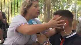 Una defensora  de Rubiales intenta besar y tocar los genitales a un reportero: Soy mujer, no pasa nada