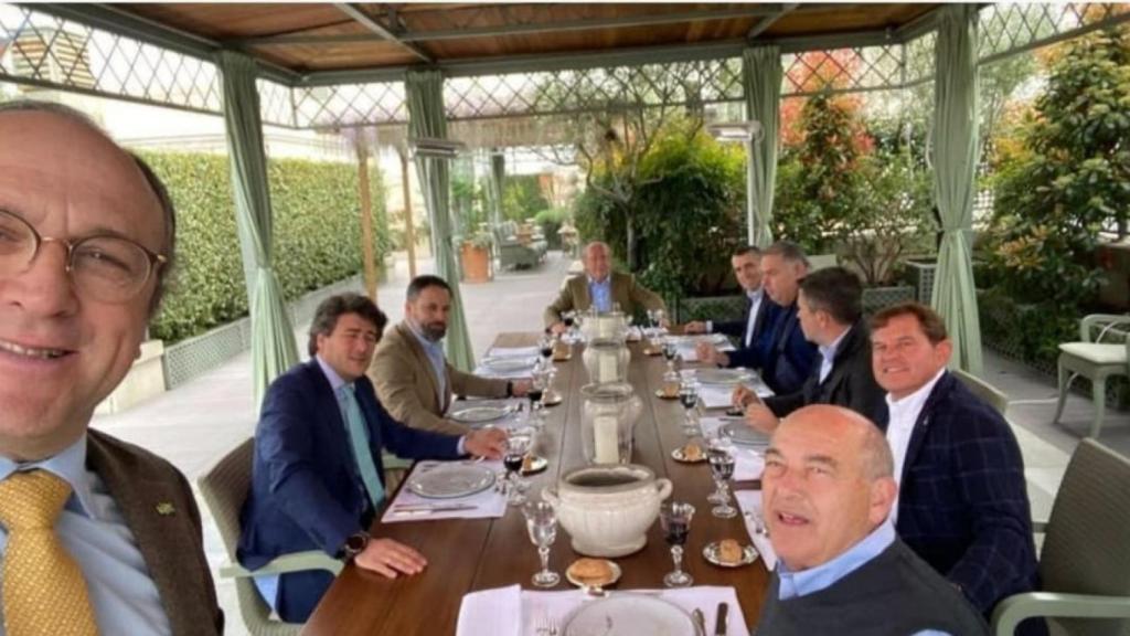 Luis del Rivero, al fondo, presidiendo la mesa en la que Santiago Abascal, líder de Vox, comió con la  flor y nata del campo murciano y el presidente de la Fundación Ingenio, Adolfo García.