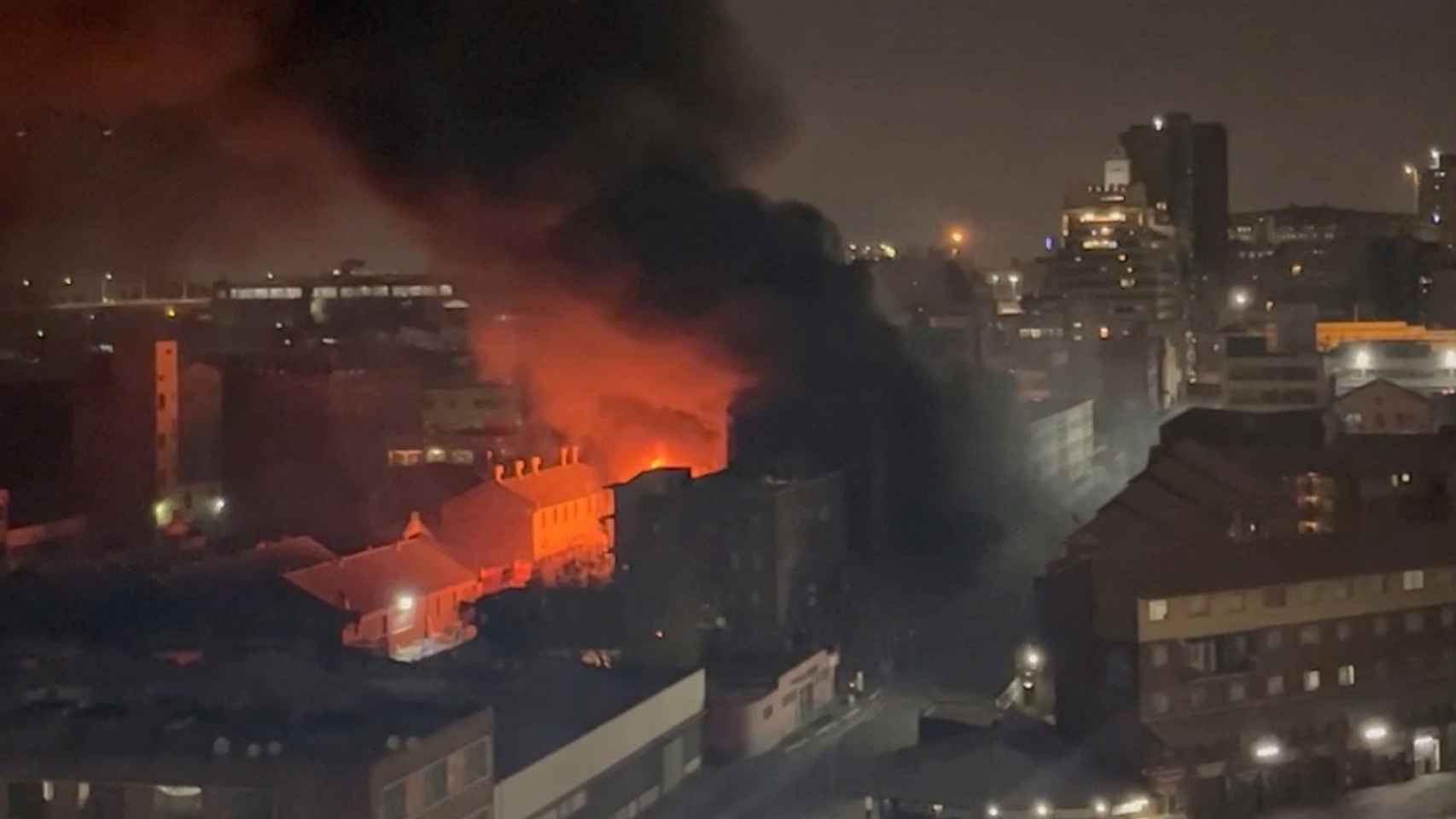 El edificio en llamas.