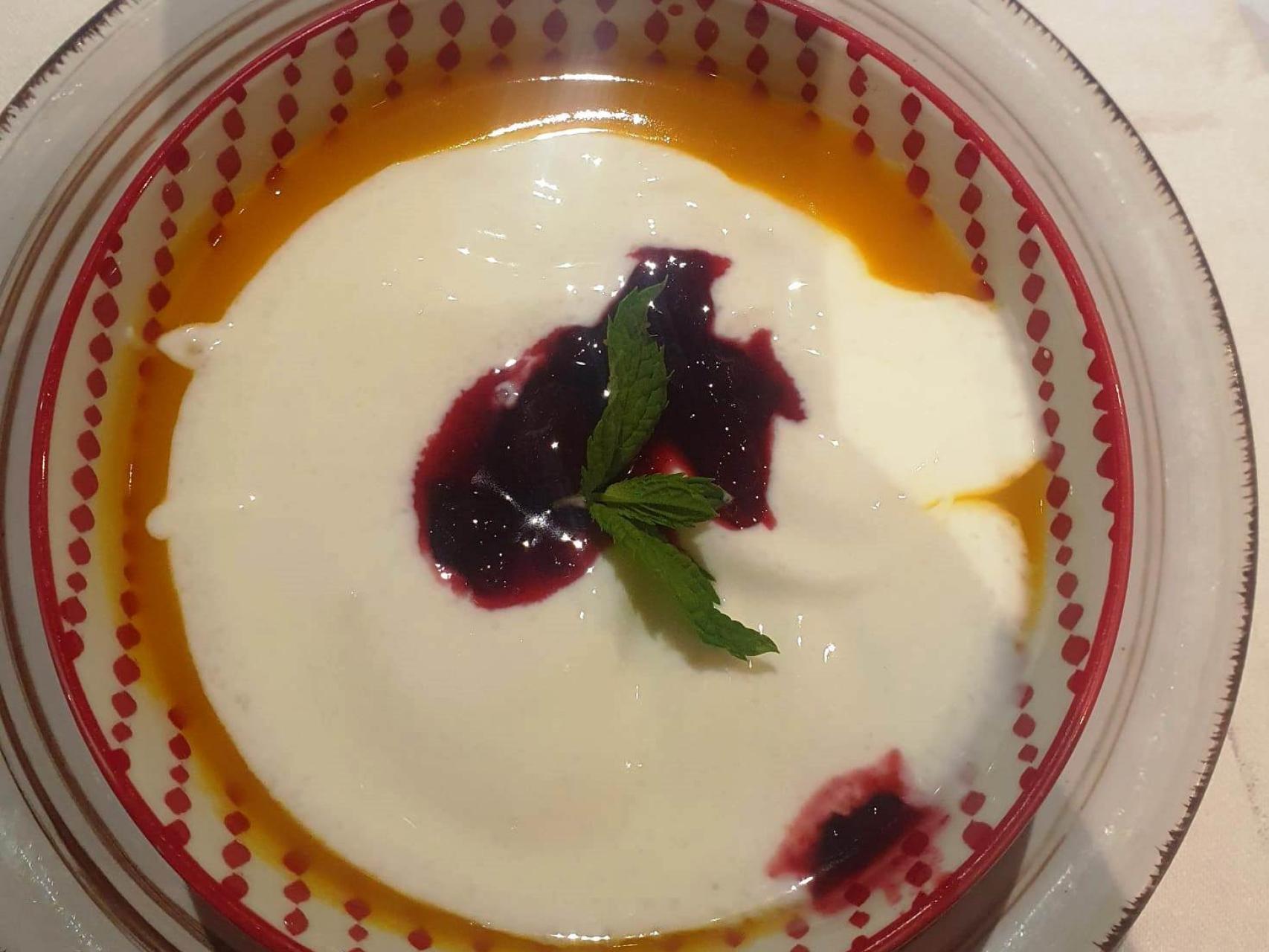 Cremoso de yogurt con frutos rojos y crema tropical
