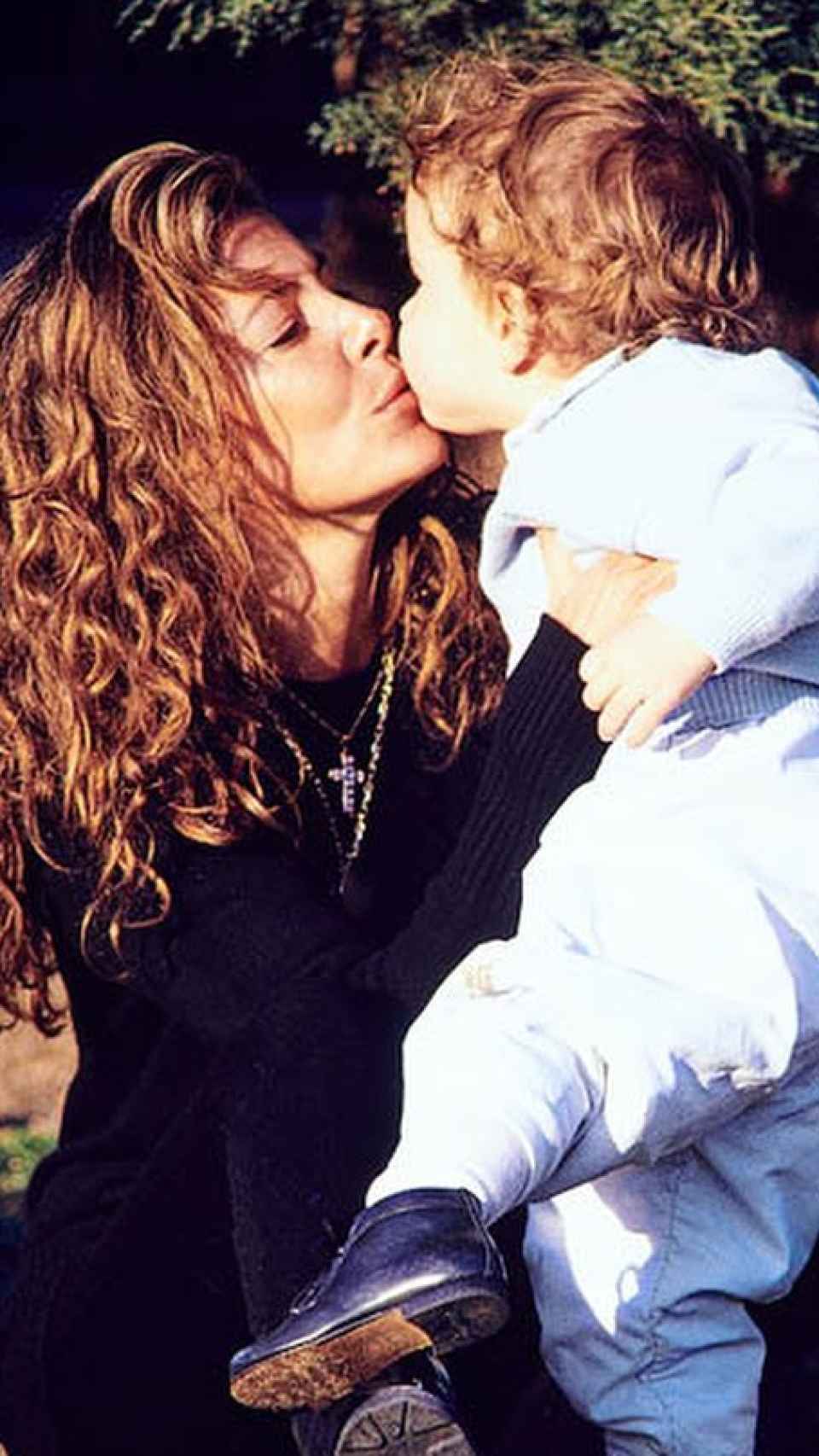 El tierno beso entre Ana Obregón y su hijo Álex en una imagen de archivo.