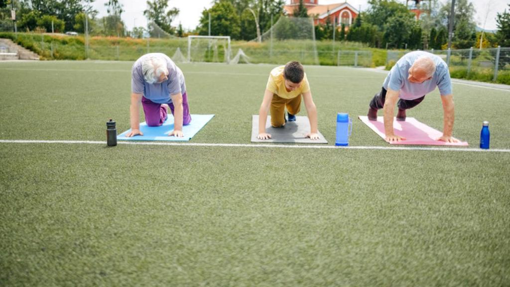 El 'crocodile walking' lo practican ancianos pero también niños que quieren divertirse arrastrándose como reptiles.