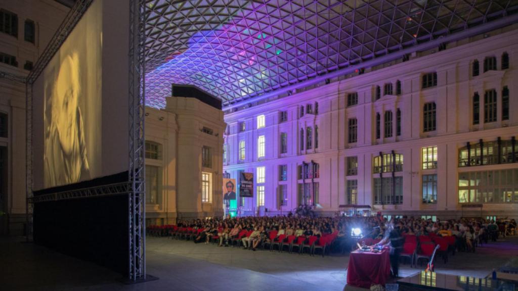 Proyección en el cine dentro del Palacio de Cibeles.