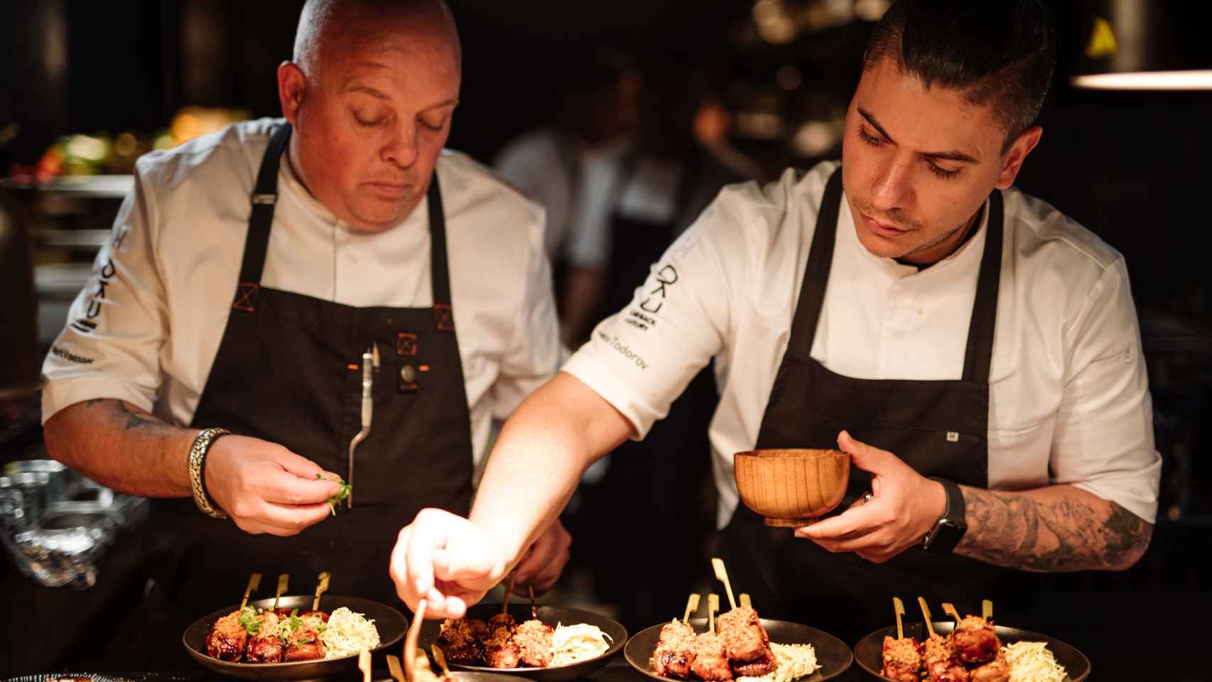 Mark Vaessen (a la izquierda) cocinando en el restaurante OKU de Ibiza.