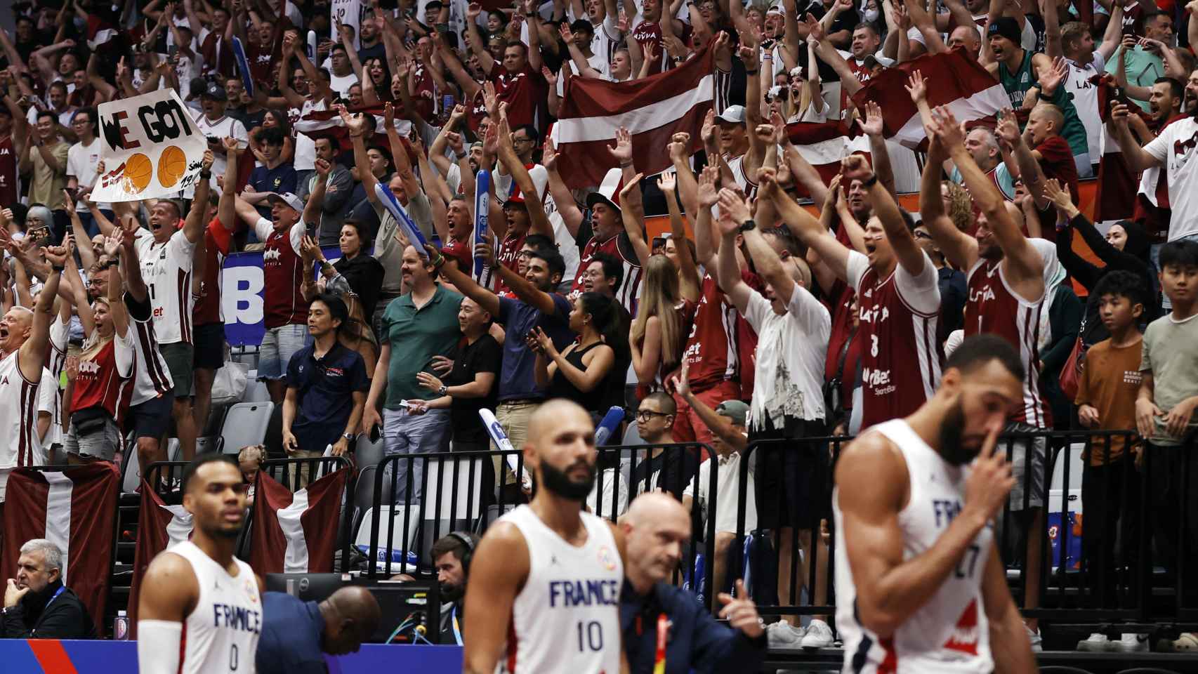 Aficionados de Letonia celebrando el triunfo contra Francia en el Mundial