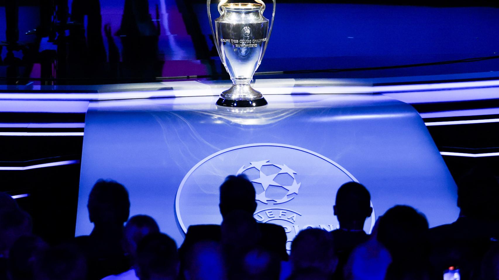 Trofeo de la Champions League durante la gala del sorteo de la fase de grupos en Mónaco.