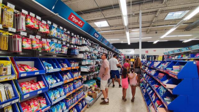 Familias comprando material escolar.