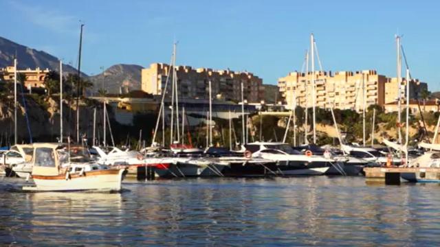 Varias embarcaciones en el Puerto de El Campello.