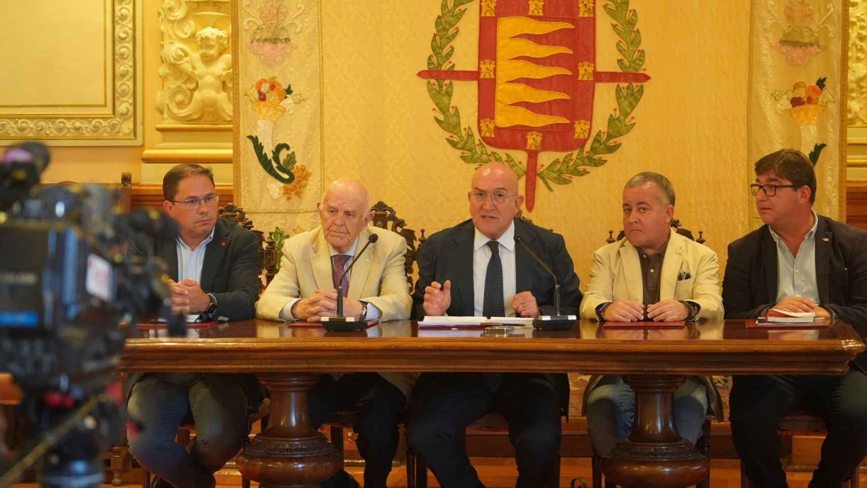Reunión de trabajo del alcalde de Valladolid con Cruz Roja, Cáritas, Banco de Alimentos y la Red Europea de Lucha contra la Pobreza y la Exclusión Social