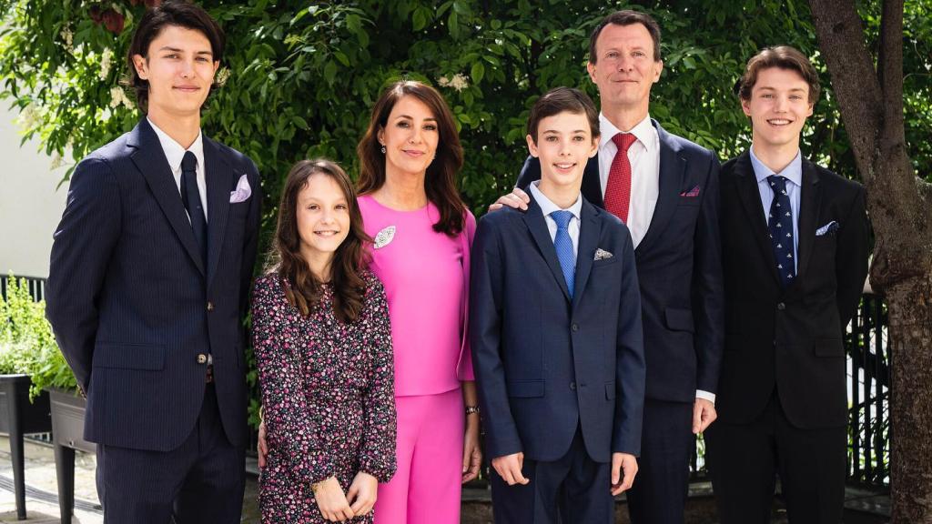 Joaquín y Marie de Dinamarca junto a sus hijos,  en la confirmación de Henrik.