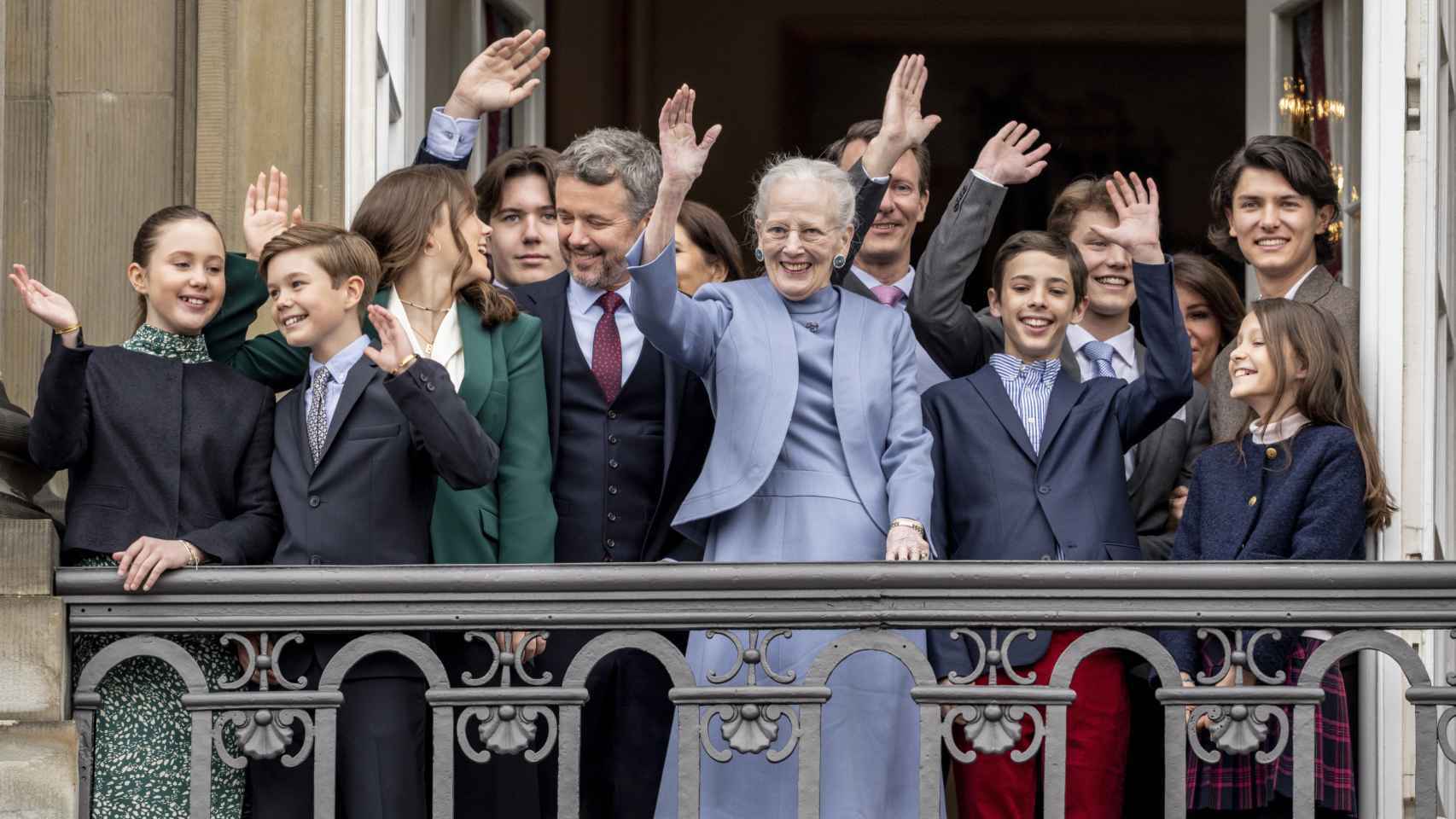 Margarita de Dinamarca junto a sus hijos, nuera y nietos en su 83 cumpleaños.