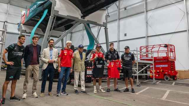 Imagen del Emirates Team New Zealand y el Ducati Team.