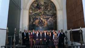 Visita de parte de la delegación al cuadro del Greco 'El Entierro del Señor de Orgaz'.