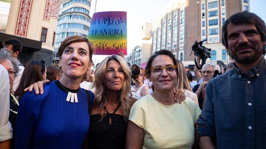 Yolanda Díaz, en la manifestación en apoyo a Jenni Hermoso, junto a Marta Lois y Ernest Urtasun.