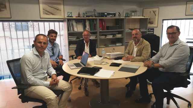 Una de las reuniones del gabinete de crisis para dar solución a la falta de suministro de hidrógeno para el transporte público en Palma de Mallorca.