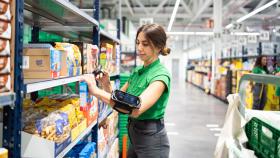 Elena, trabajadora de la nueva colmena de Mercadona. EE