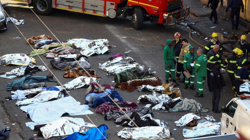 Decenas de cadáveres han sido recuperados del edificio que se ha quemado durante la madrugada del jueves,