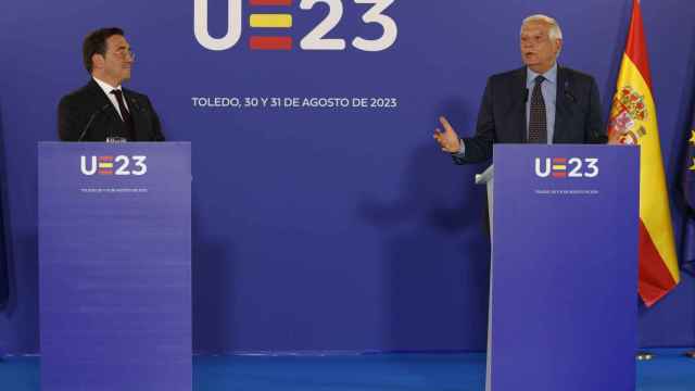 El jefe de la diplomacia europea, Josep Borrell, y el ministro de Exteriores, José Manuel Albares, durante la reunión de este jueves en Toledo