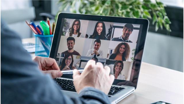 Un grupo de personas en una reunión de trabajo