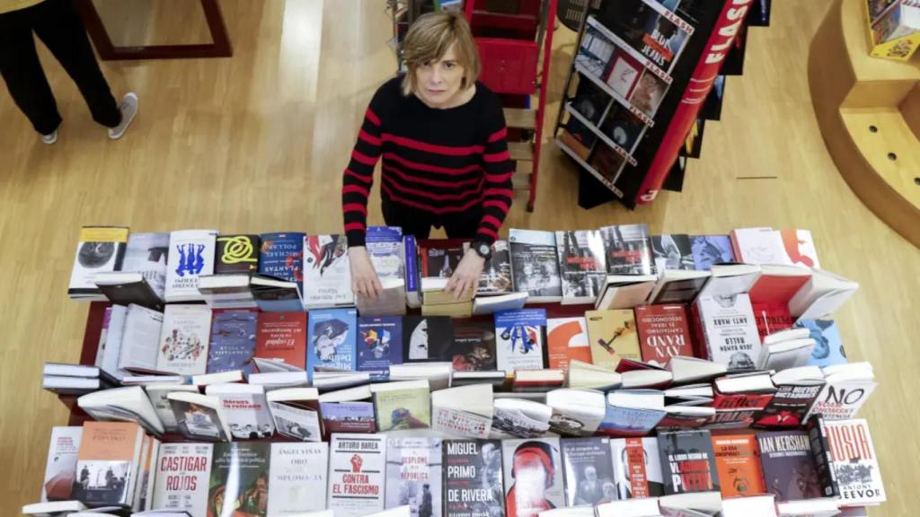 Elena Recalde durante el cierre de la librería Lagun, en San Sebastián.