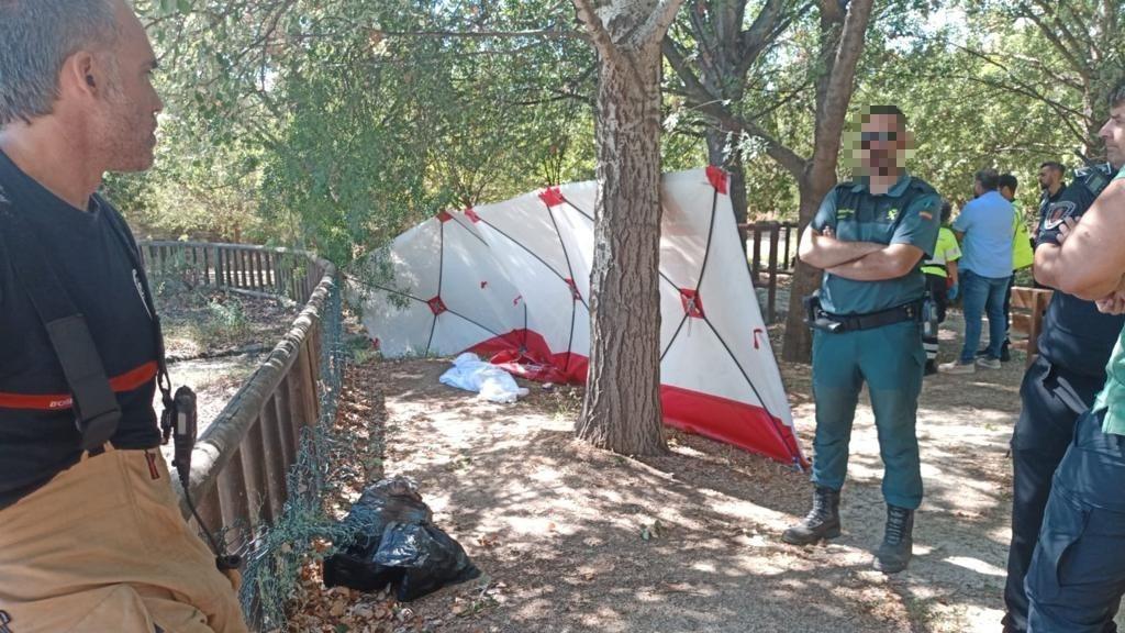 Los bomberos del CEIS y agentes de la Guardia Civil, este jueves, junto al cuerpo sin vida de Leila, tapado por una sábana y un biombo.