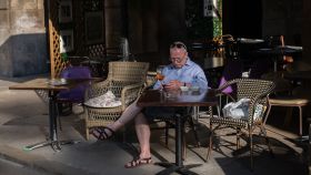 Un cliente de un bar en una terraza de Barcelona.