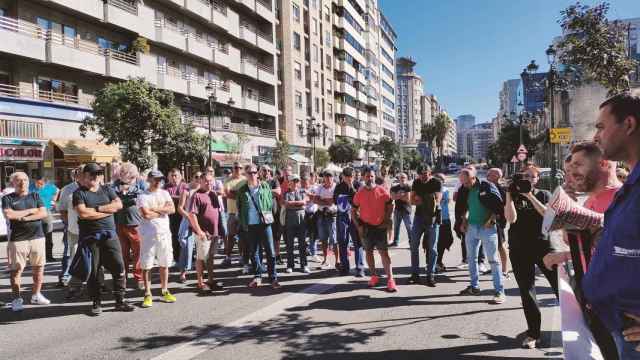 Trabajadores de Metalships concentrados frente a la sede del Círculo de Empresarios en Vigo.