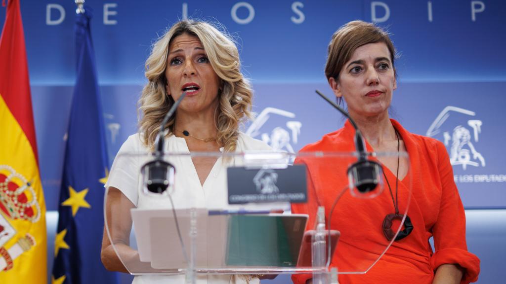 Yolanda Díaz junto a la portavoz parlamentaria de Sumar, Marta Lois.