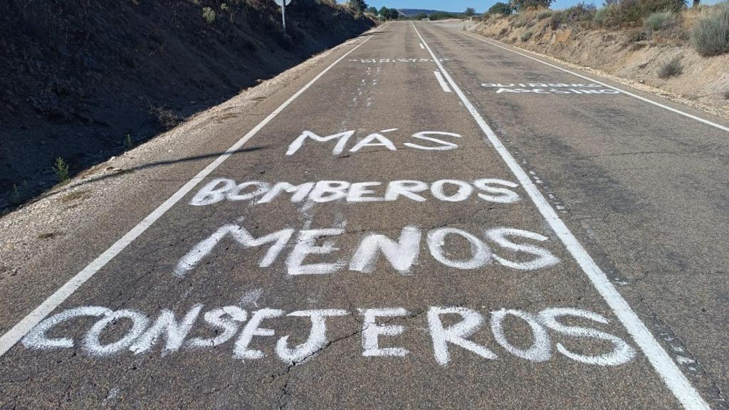 Pintada en la carretera de acceso a Villardeciervos