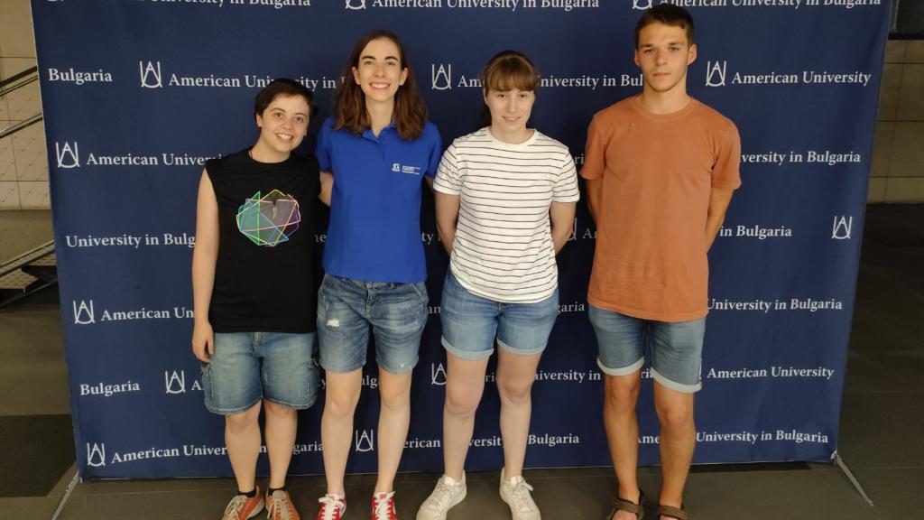 Jorge Casanova con sus compañeros en la competición internacional de matemáticas.