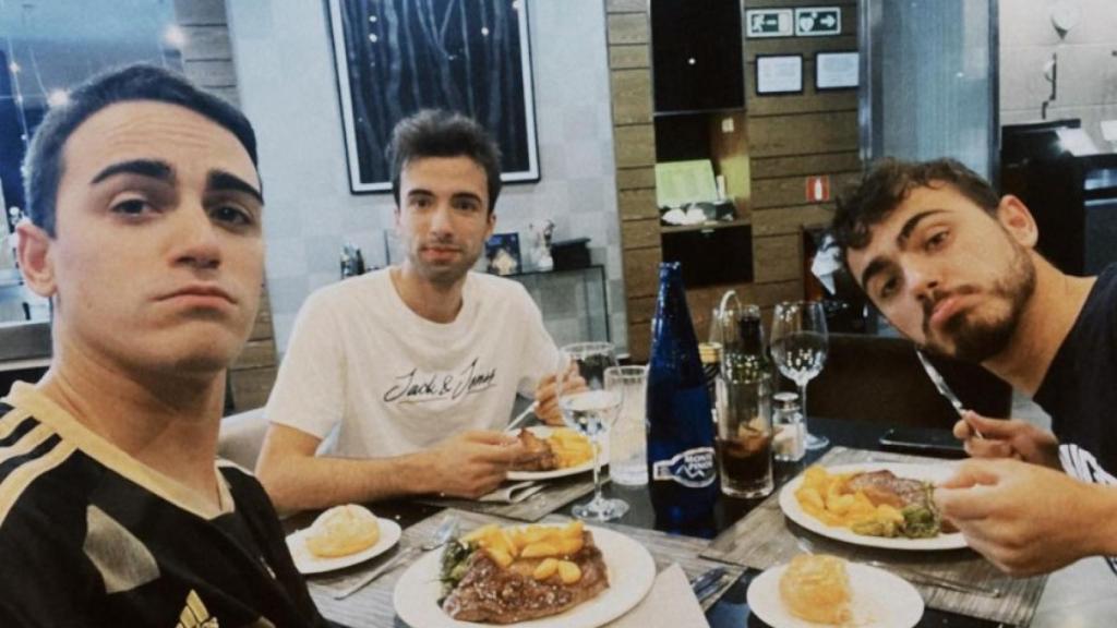 Los Mozos de Arousa celebran con una hamburguesa una de sus victorias.