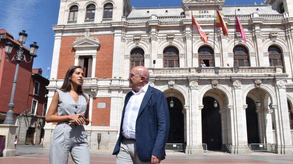 Alba Oliveros y Jesús Julio Carnero frente al Ayuntamiento de Valladolid