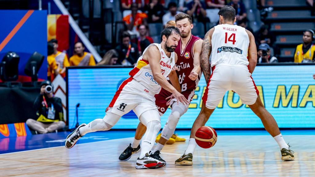 Llull, en acción durante el partido ante Letonia.