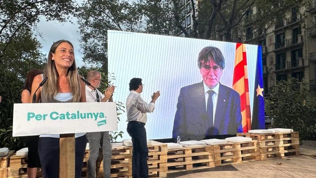 Carles Puigdemont clausura telemáticamente un mitin de la portavoz de Junts en el Congreso, Míriam Nogueras, durante la última campaña  electoral.