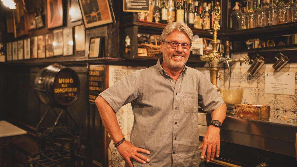 El dueño, Óscar Priego, posando junto a la barra de la taberna.