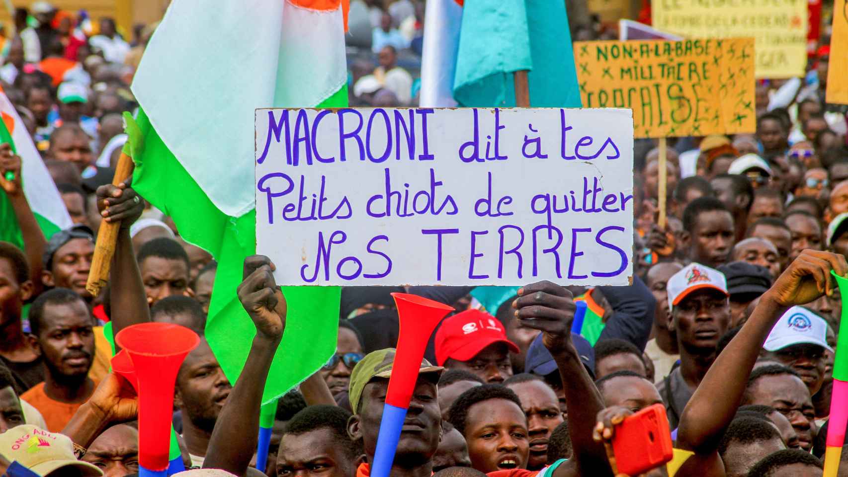 Manifestantes nigerinos contra Francia. La pancarta reza: Macron, dile a tus pequeñas marionetas que dejen nuestras tierras