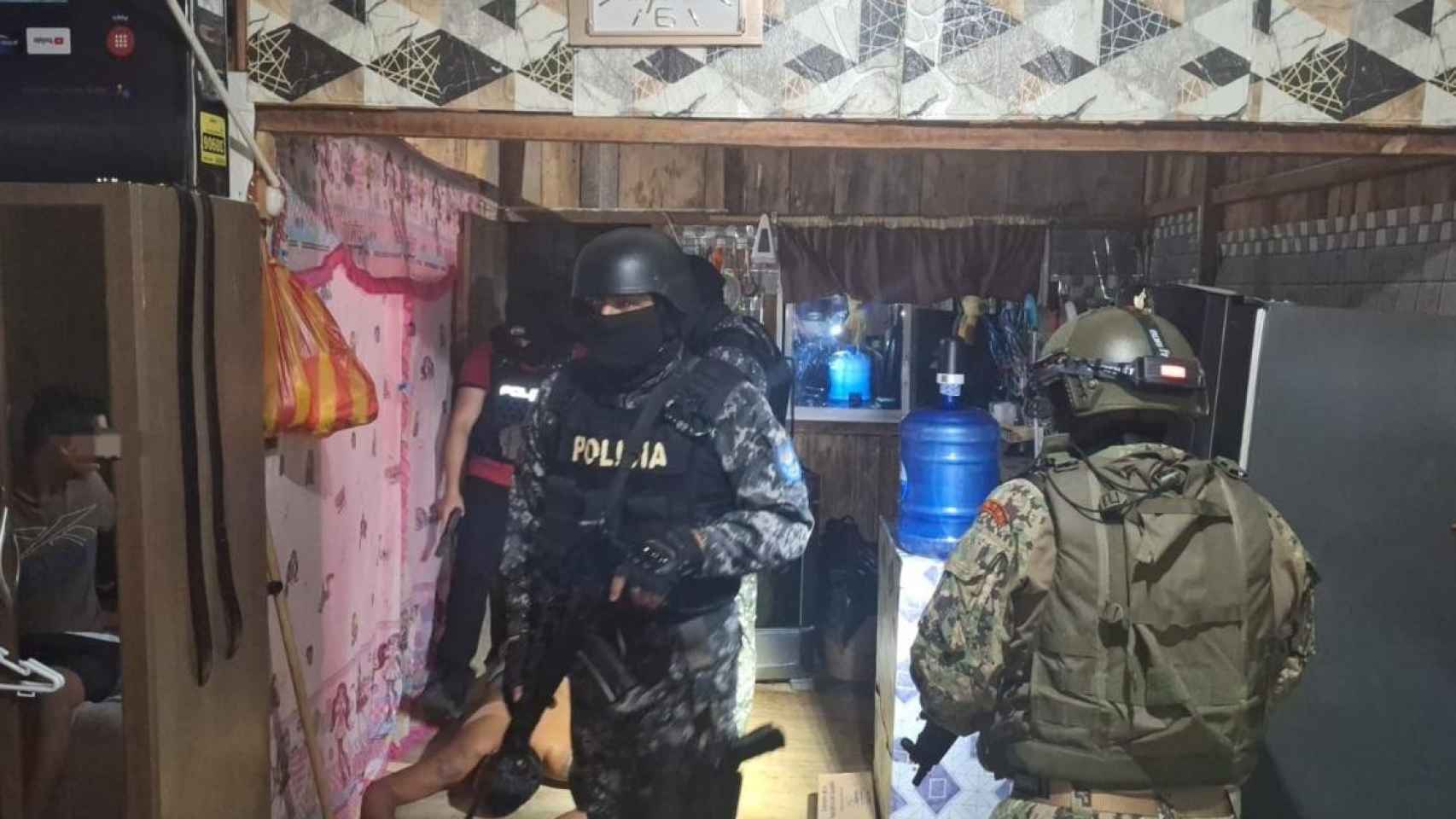 La policía de Ecuador deteniendo a sospechoso de realizar atentados con explosivos en Machala