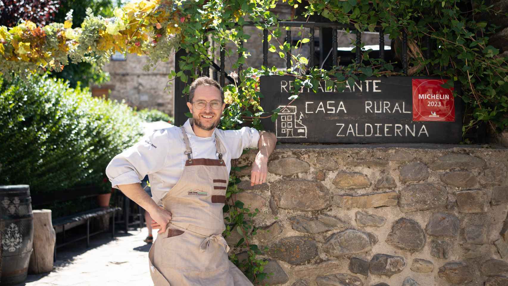 El chef Antonio Pérez frente a la entrada de su restaurante, Casa Zaldierna, que forma parte de la Guía Michelín
