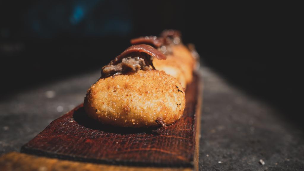 Unas croquetas de ciervo y jabalí servidas sobre una duela de barrica, el plato preferido de los comensales que visitan el restaurante del chef Antonio Pérez